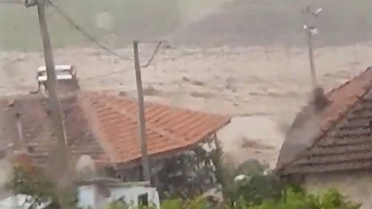 Denizli'de dereler taştı; evler su altında kaldı