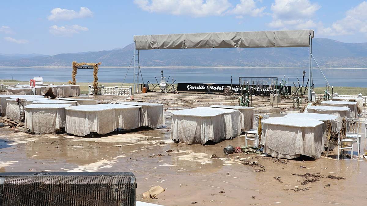 Düğünde sel paniği kamerada