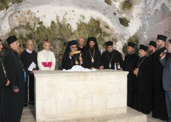 Dünyanın ilk mağara kilisesi St Pierre'de ayin