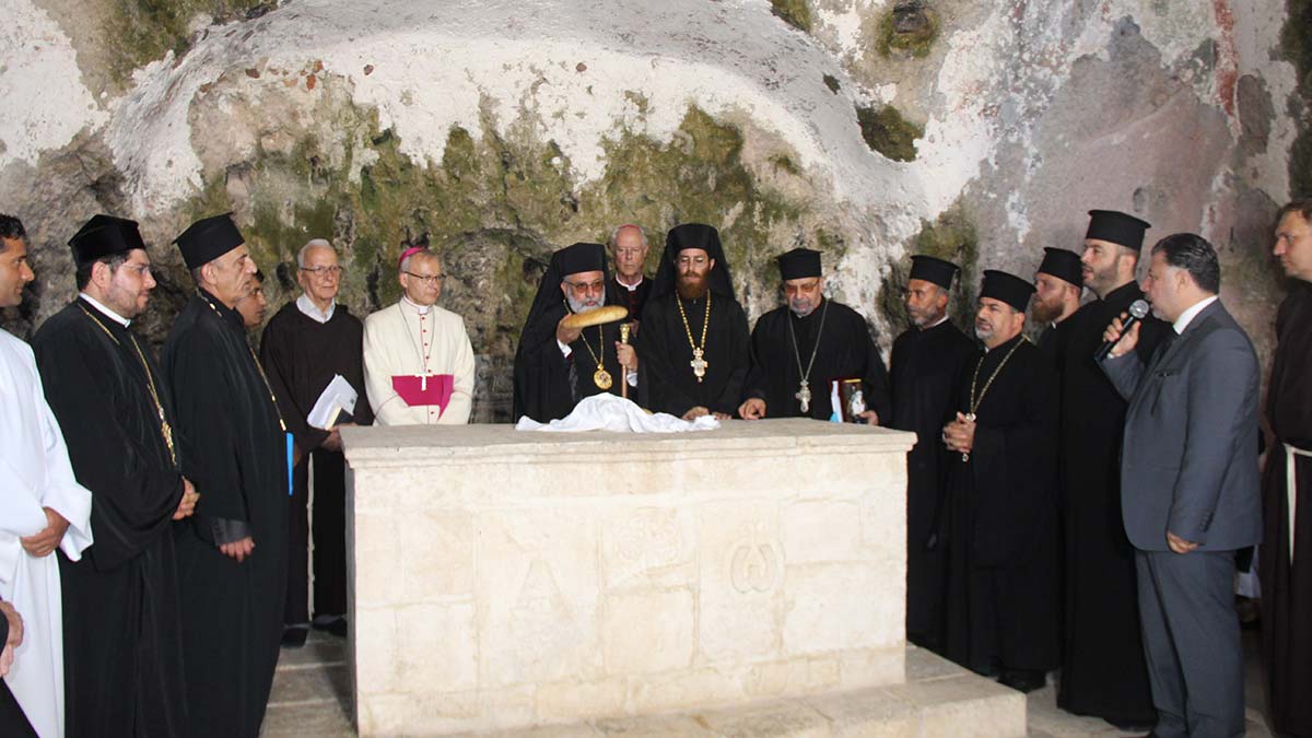 Dünyanın ilk mağara kilisesi St Pierre'de ayin