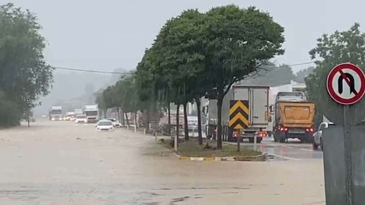 Düzce-Zonguldak yolunda sağanak etkili oldu