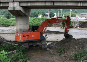 Düzce'de iş makinesi operatörü sele kapıldı