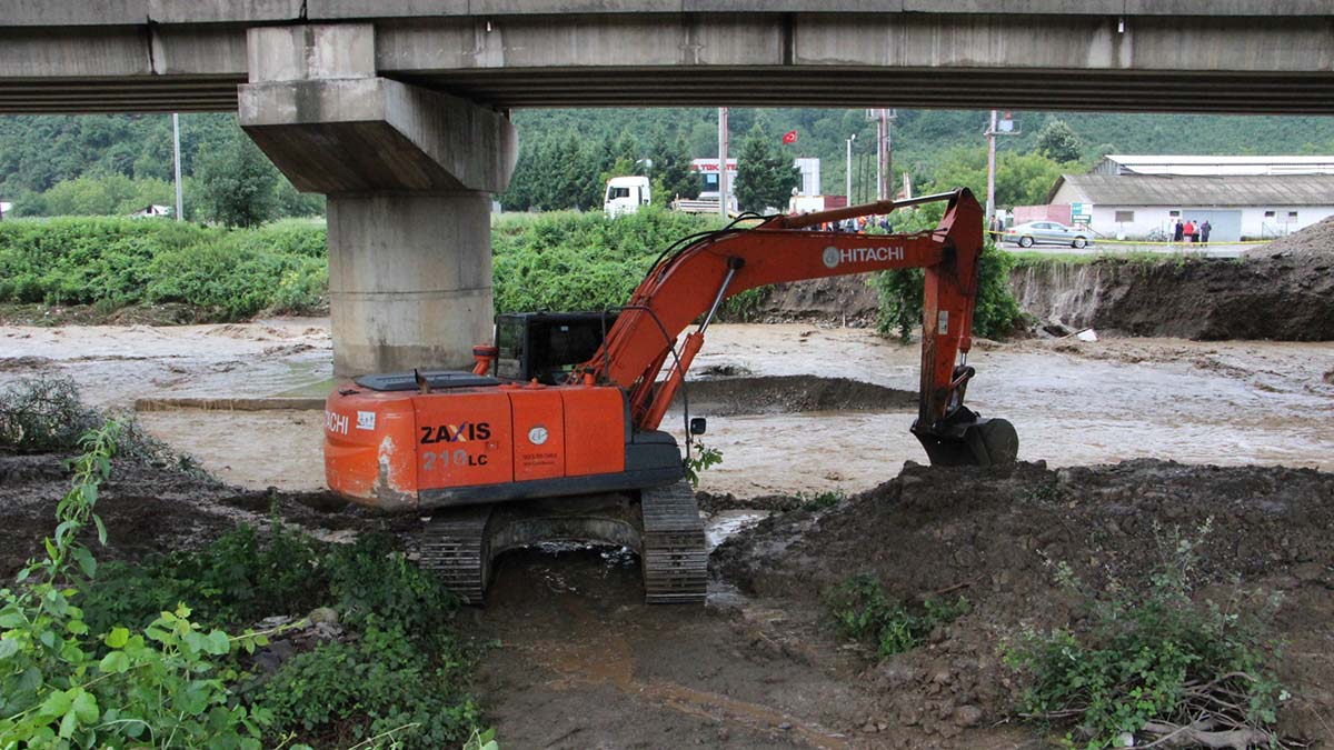 Düzce'de iş makinesi operatörü sele kapıldı
