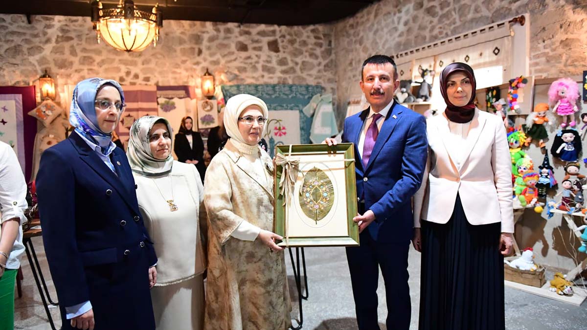 Emine Erdoğan 'Ekolojik Sanat' sergisini gezdi