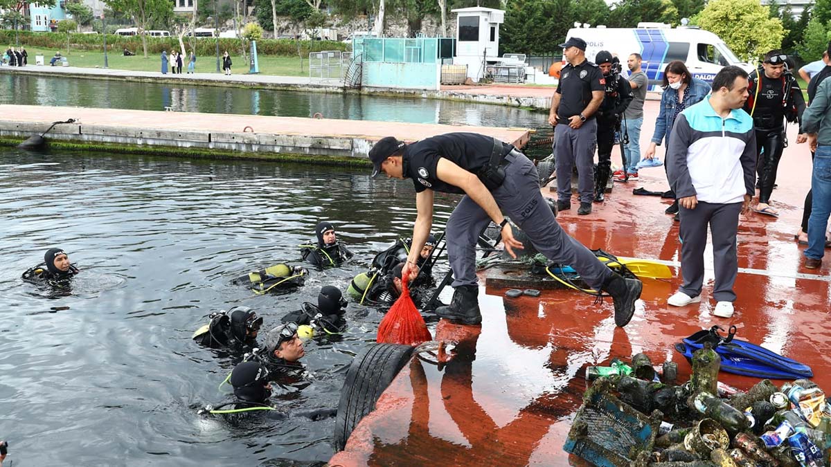 Engelliler tüplü dalış yaparak denizi temizledi