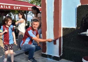 Fanatik çeşme, bordo-mavi renklere boyandı