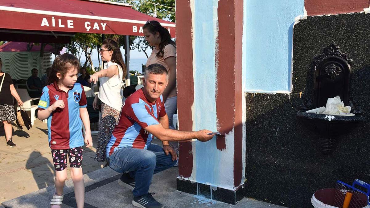 Fanatik çeşme, bordo-mavi renklere boyandı