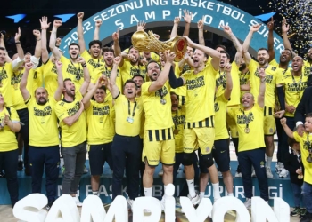 Fenerbahçe Beko şampiyonluk kupasını aldı