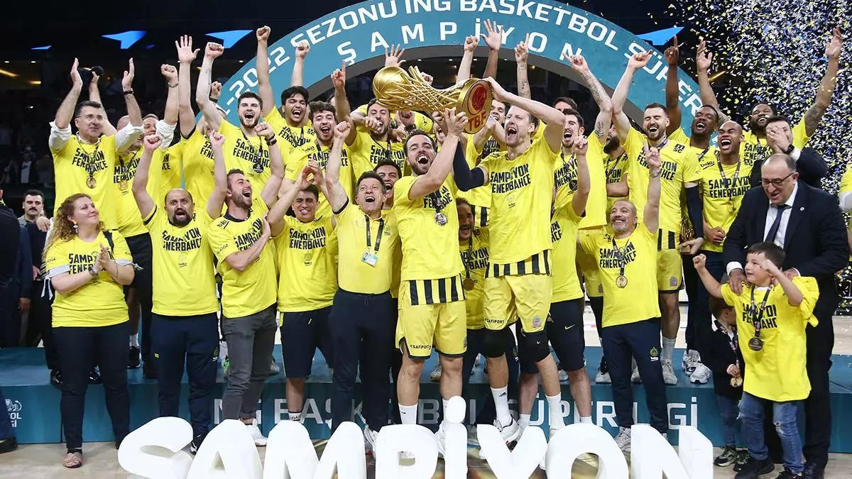 Fenerbahçe beko şampiyonluk kupasını aldı