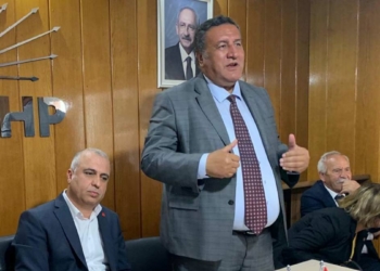 Çiftçi kazandığını tarlada bırakıyor