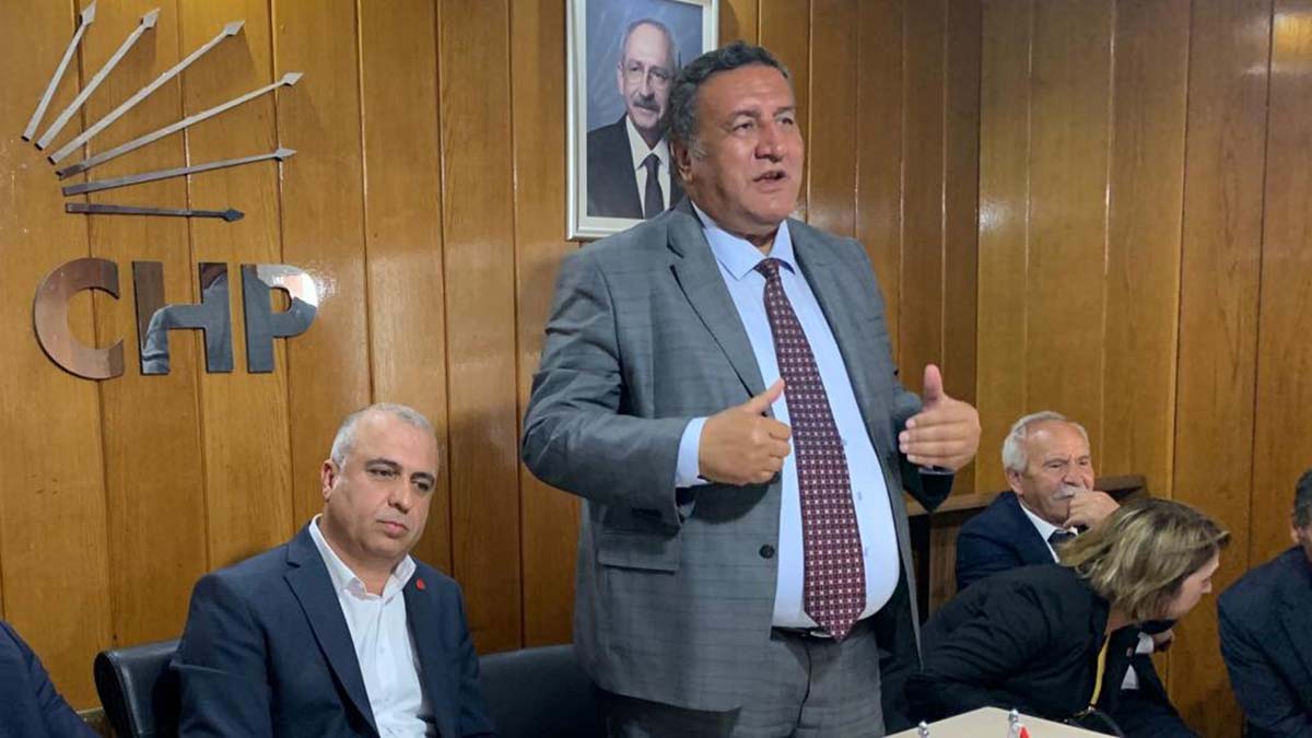 Çiftçi kazandığını tarlada bırakıyor