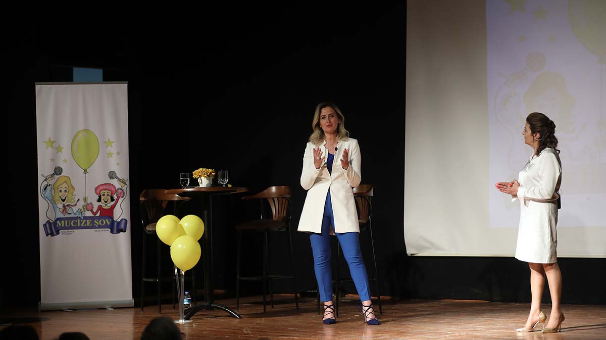 Yenimahalle Belediyesi, Yazar, Fotoğrafçı Nuray Temizer ile Mavianne olarak bilinen çevre mühendisi, blogger ve köşe yazarı Fatma Erdem’in birlikte sahneye taşıdığı “Mucize Şov"u vatandaşlarla buluşturdu.