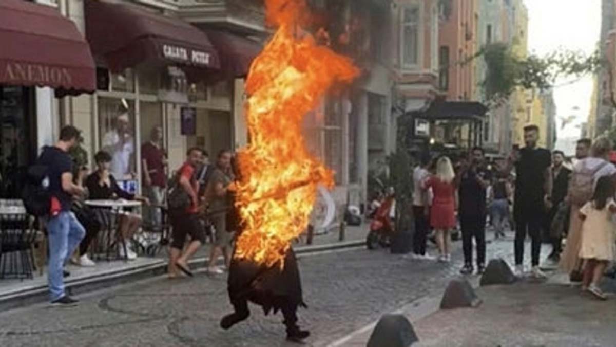 Galata Kulesi önünde kendini yakan kişi öldü
