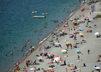 Gençler, Antalya sahillerini doldurdu
