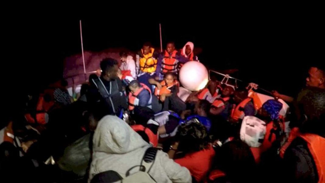 Geri itilen 44 kaçak göçmen kurtarıldı