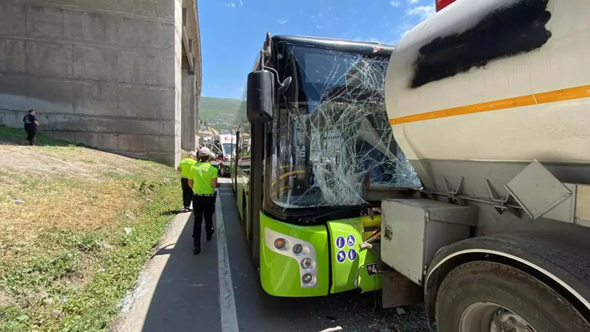 Halk otobusu tankere carpti 11 yarali 1 - yaşam - haberton