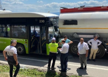 Halk otobüsü tankere çarptı: 11 yaralı