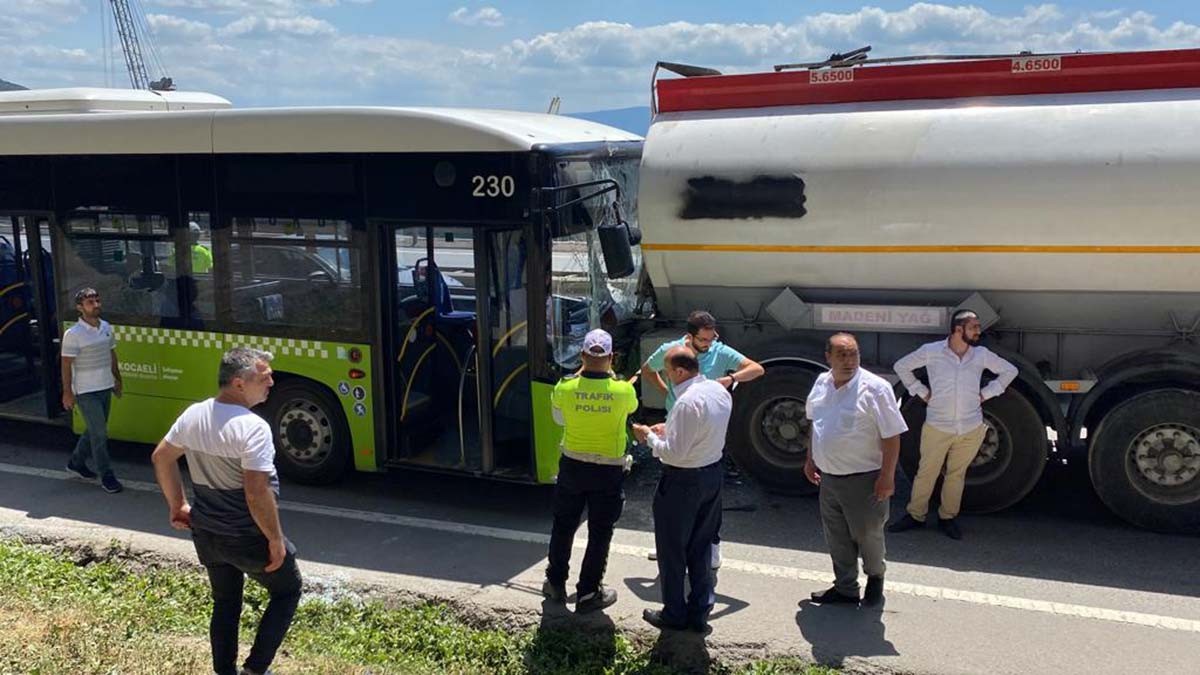 Halk otobüsü tankere çarptı: 11 yaralı