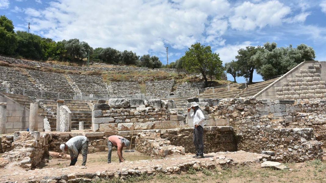 Helenistik Tiyatro'nun sahne binası ortaya çıktı