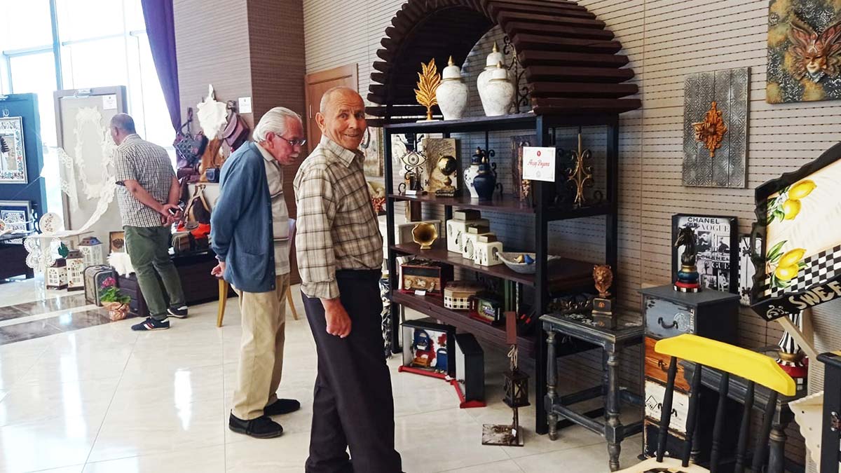 Huzurevi sakinleri keçmek sergisini gezdi