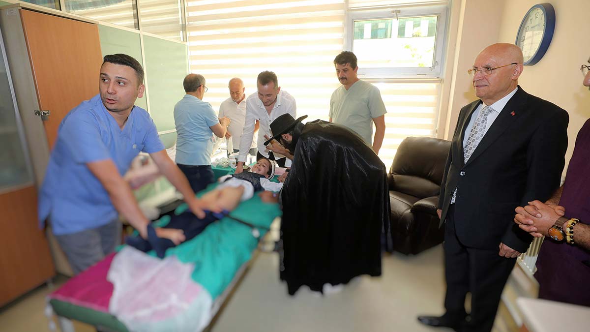 Sünnet olan çocukların pelerinleri Yenimahalle'den