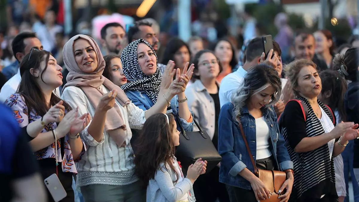 Yenimahalle belediyesi kent orkestrası, batıkent murat karayalçın kent meydanı’nda “yaza merhaba konseri” ile yenimahallelilere unutulmaz bir akşam yaşattı.