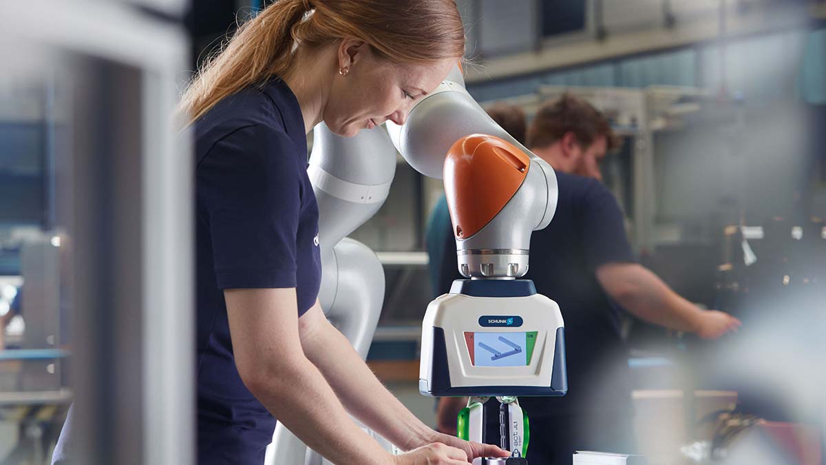 Schunk 5 parmaklı insansı eli ürününü sergileyecek