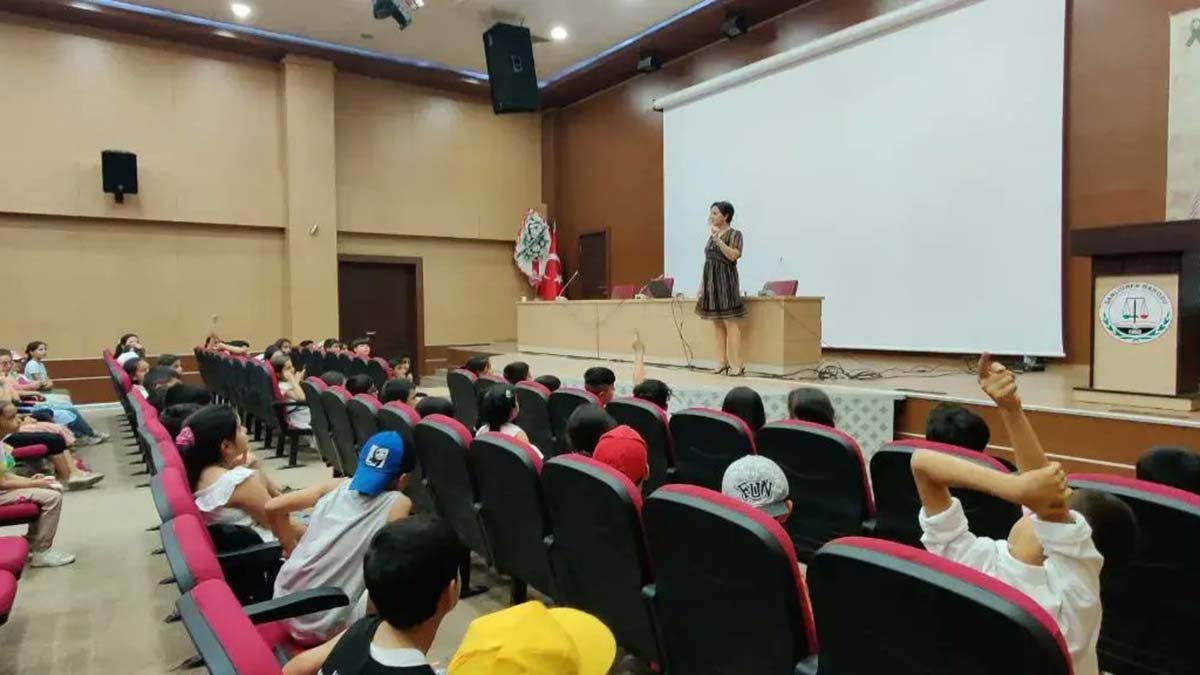 İmamlardan etek giyen avukata sözlü saldırı