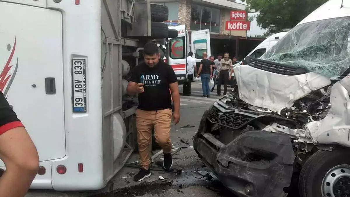 İşçi servisi ile minibüs çarpıştı: 11 yaralı