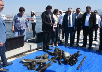 İzmir Körfezi'ni temizleme çalışmaları başladı