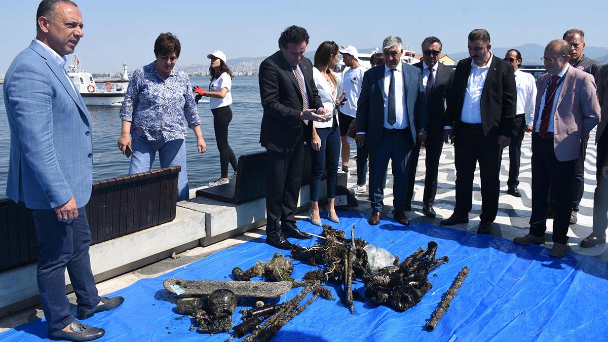 İzmir Körfezi'ni temizleme çalışmaları başladı