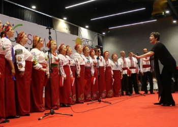 İzmir Marşı okuyan Ukraynalılar ayakta alkışlandı
