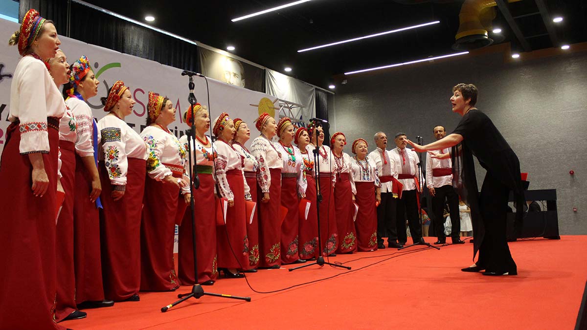 İzmir Marşı okuyan Ukraynalılar ayakta alkışlandı