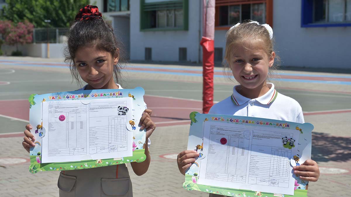 İzmir'de 738 bin 273 öğrenci karne aldı