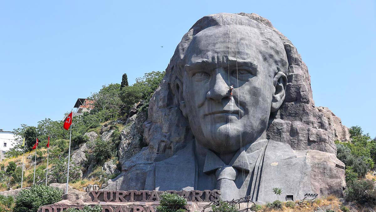 İzmir'deki Atatürk maskına dağcı ekipten bakım