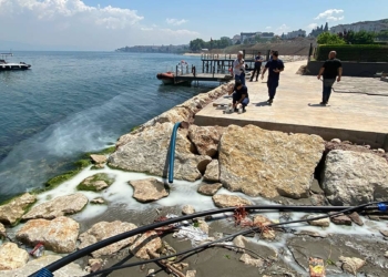 İzmit Körfezi'ne beyaz renkli sıvı aktı