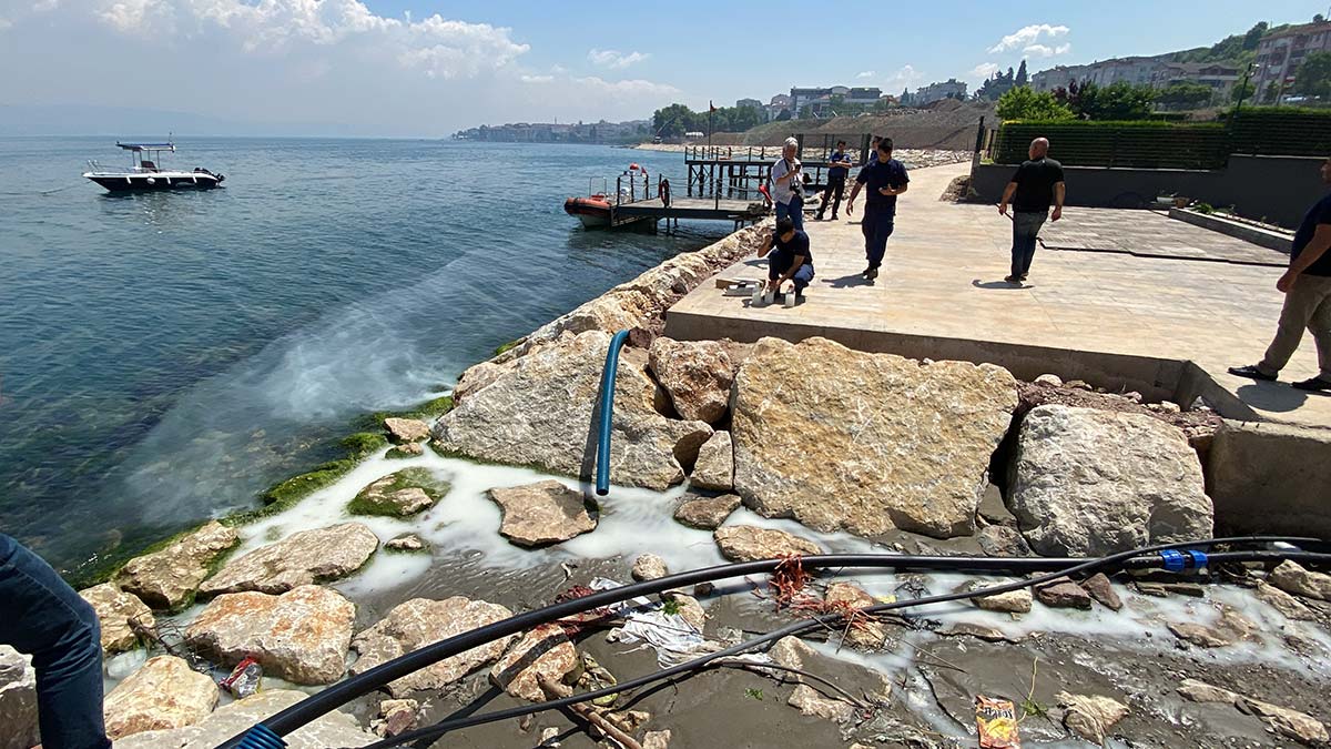 İzmit Körfezi'ne beyaz renkli sıvı aktı