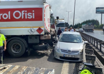 İzmit'te otoyolda 7 araç çarpıştı: 5 yaralıİzmit'te otoyolda 7 araç çarpıştı: 5 yaralı