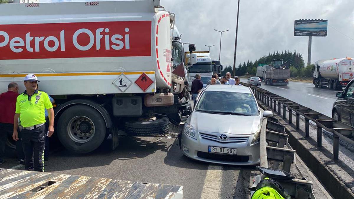 İzmit'te otoyolda 7 araç çarpıştı: 5 yaralıİzmit'te otoyolda 7 araç çarpıştı: 5 yaralı