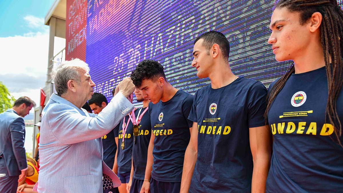 Ankara Büyükşehir Belediyesi, Mogan Gölü’nde 3 gün süren ‘Gençler Türkiye Kupası’ ve ‘Deniz Küreği Türkiye Kupası Yarışları’na ev sahipliği yaptı.