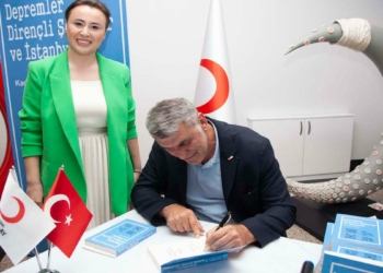 Kadem Ekşi kitabının gelirini Kızılay'a bağışlayacak
