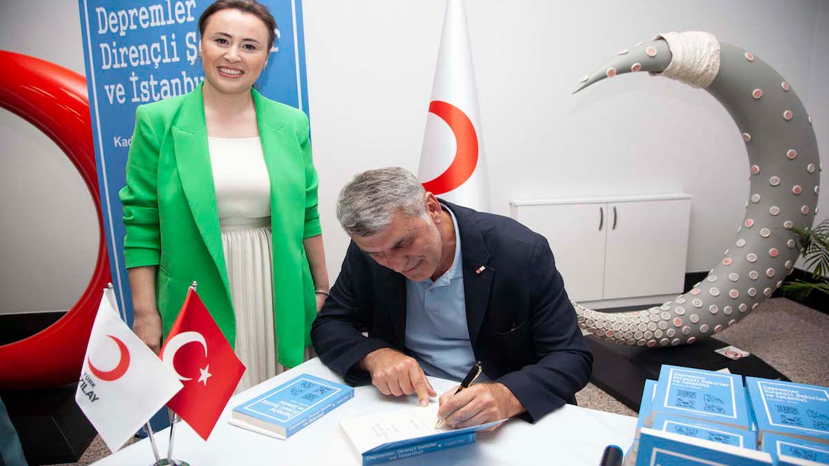 Kadem Ekşi kitabının gelirini Kızılay'a bağışlayacak