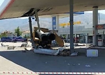 Kamyon akaryakıt istasyonuna girdi: 5 yaralı