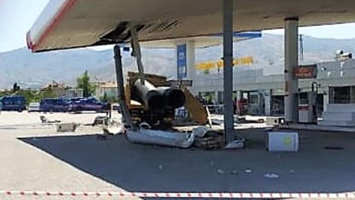 Kamyon akaryakıt istasyonuna girdi: 5 yaralı