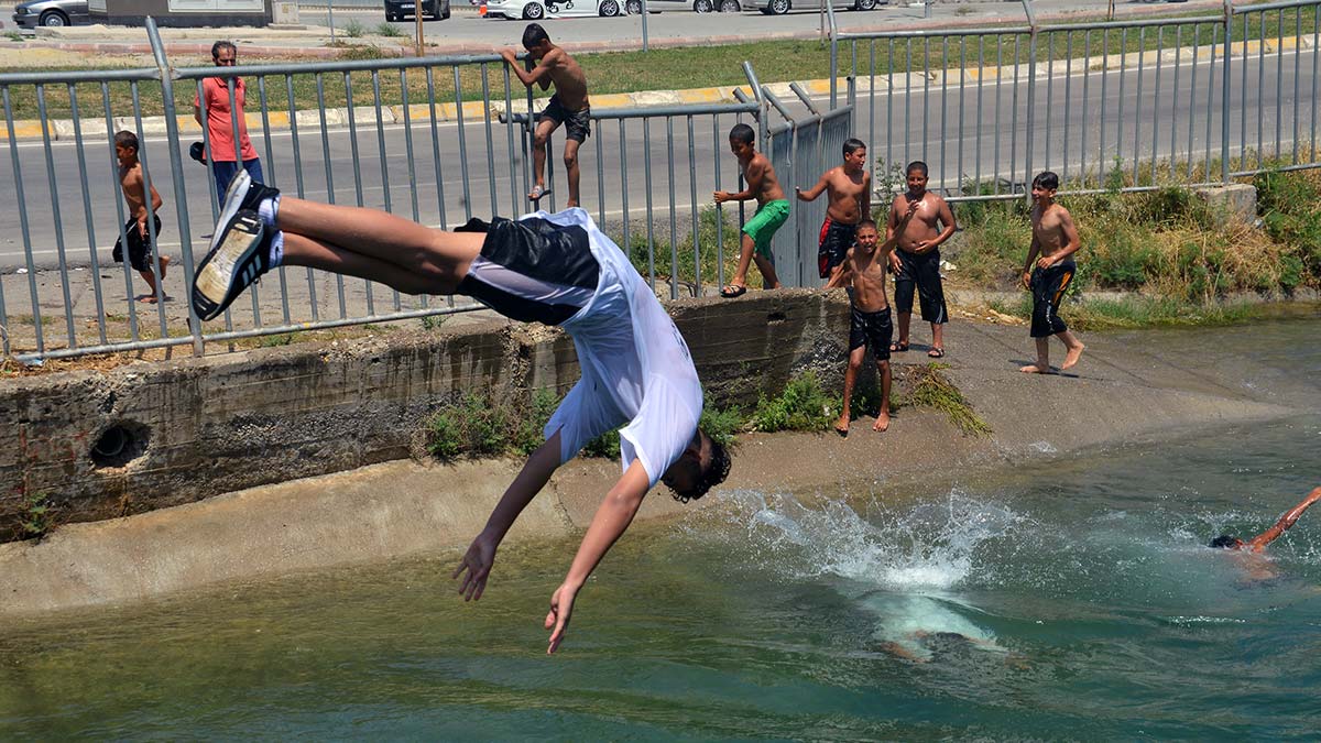 Kanalda yüzme bilen de bilmeyen de risk altında