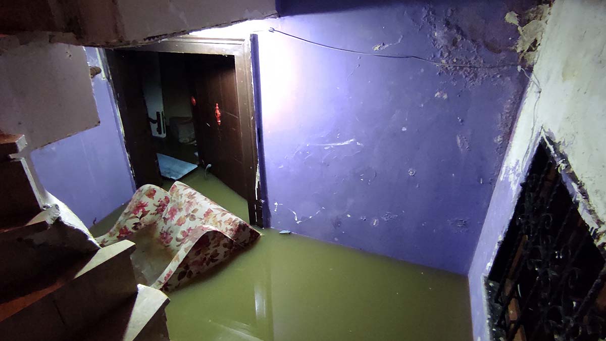 Kanalizasyon borusu patladı daireyi atık su bastı