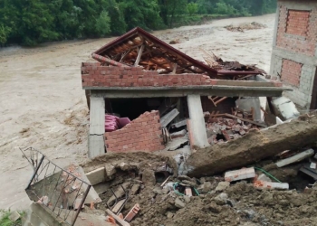 Karabük'te selden zarar gören bina yıkıldı
