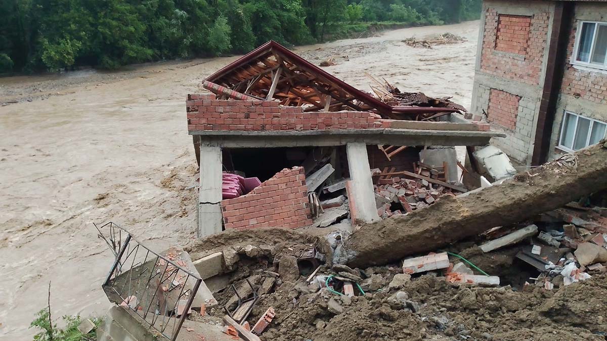 Karabük'te selden zarar gören bina yıkıldı