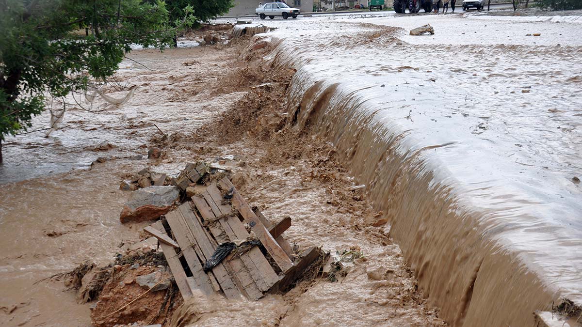 Karaman'da sağanak sele neden oldu