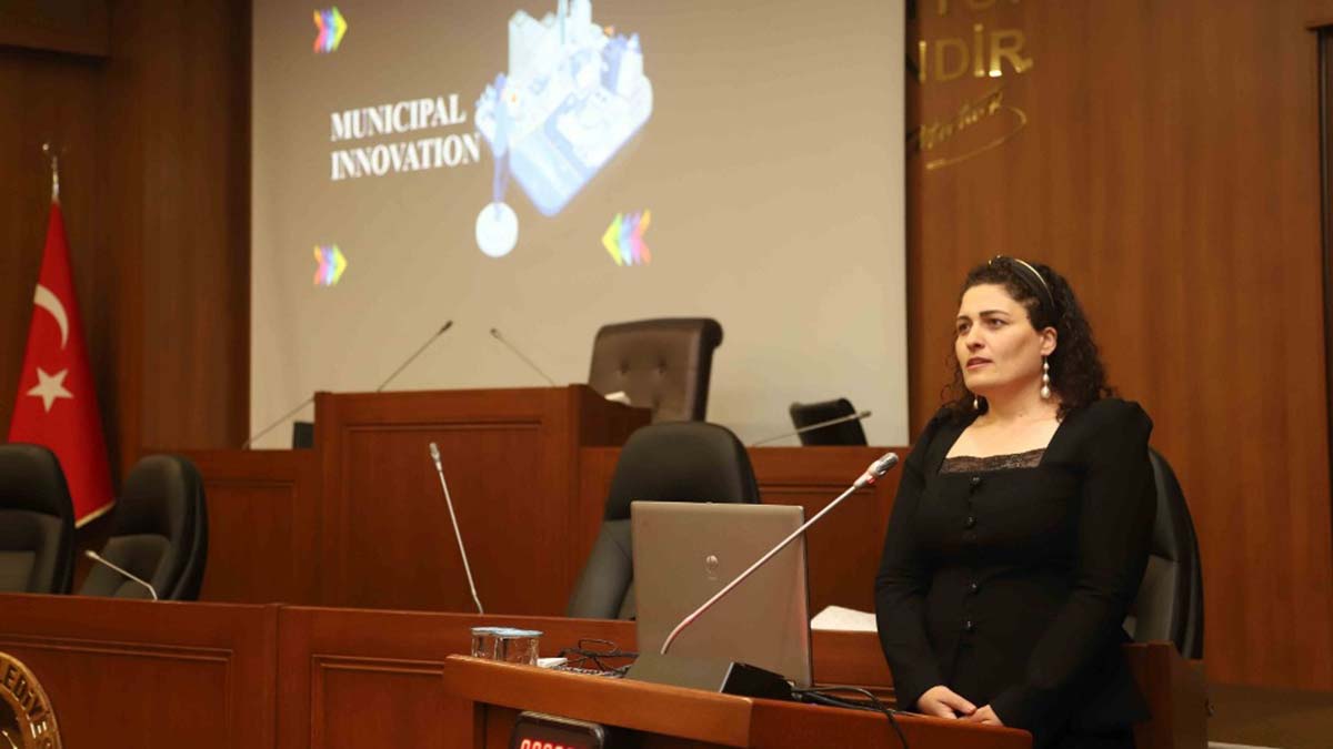 Kartal Belediyesi tarafından belediye personeline, yaşamın her alanında etkisini gün geçtikçe yoğun bir şekilde gösteren dijital dünyanın gündemi İnovasyon ve Metaverse eğitimi veriliyor.